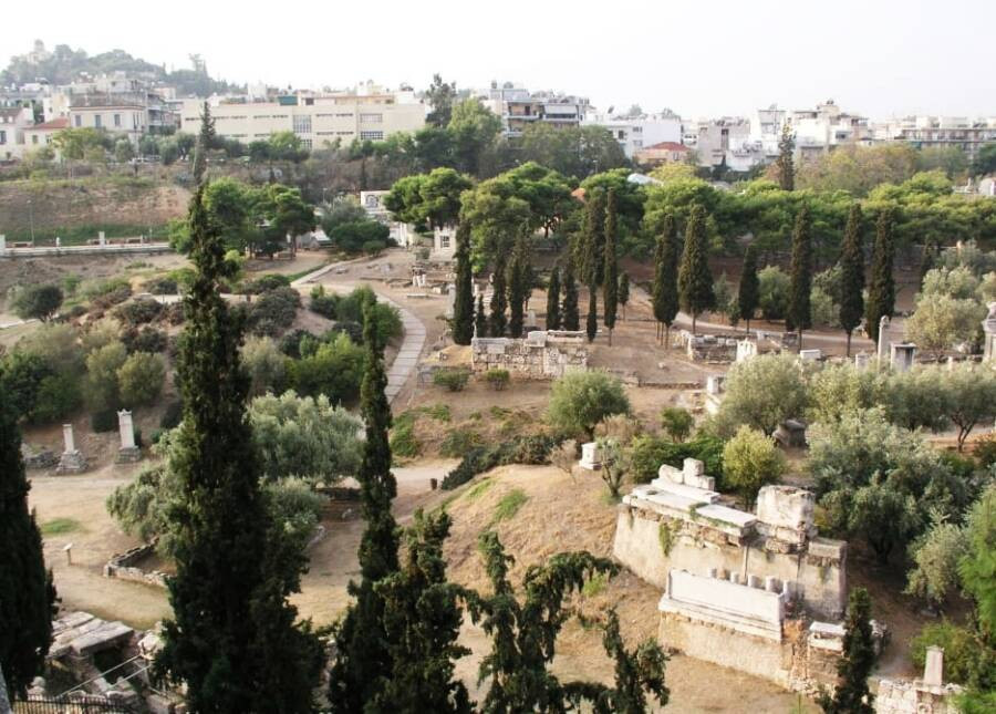 Jutta Stroszeck, Giám đốc cuộc khai quật ở Kerameikos thuộc Viện Khảo cổ học Đức tại Athens cho hay những tấm bia khắc lời nguyền nhằm "triệu hồi các vị thần của thế giới ngầm" để mang lại điều xui xẻo cho bất kỳ ai bị nguyền rủa. Ảnh: Jutta Stroszeck/German Archaeological Institute.