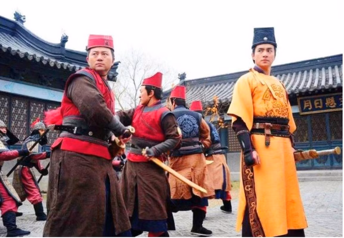 Trong tình huống cấp bách đó, Hải Lan Sát chỉ có một mình nhưng không hề sợ hãi, xông vào bầy sói, dùng cung tên bắn chết một vài con. Theo đó, bầy sói còn lại vội vã bỏ chạy.