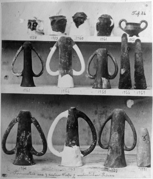 Việc tìm thấy những chiếc cốc depas tại thành Troy có những chất cặn ở dưới đáy giúp các chuyên gia khẳng định chúng từng được dùng để uống rượu. Ảnh: Blum, et.al/American Journal of Archaeology.