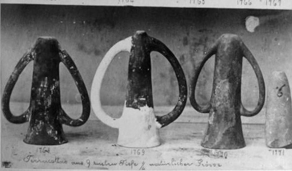 Tiến sĩ Stephan Blum tại Đại học Tübingen và đồng tác giả của nghiên cứu cho hay nhà khảo cổ Schliemann đã suy đoán những chiếc cốc depas được người dân thành Troy truyền tay nhau trong các lễ kỷ niệm. Ảnh: Blum, et.al/American Journal of Archaeology.