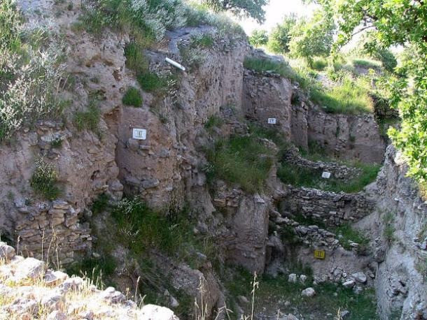 Hơn 100 chiếc cốc depas (depas amphikypellon) đã được các nhà khảo cổ học tìm thấy ở thành Troy. Loại cốc này được làm từ đất sét, cao từ 12 - 40 cm, mảnh, có hai quai. Mỗi chiếc có thể đựng được lượng chất lỏng từ 0,25 - 1 lít. Ảnh: Winstonza/CC BY-SA 3.0.