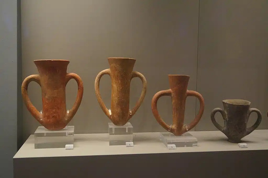 Rượu là thức uống đắt đỏ trong Thời đại đồ đồng và cốc depas cũng có giá trị cao. Việc tìm thấy loại cốc này ở nhiều nơi tại thành Troy từ cung điện cho đến nhà dân cho thấy rượu trở thành loại đồ uống phổ biến ở mọi tầng lớp trong xã hội. Từ tầng lớp thượng lưu cho đến dân thường đã dùng cốc depas để uống rượu khá thường xuyên. Ảnh: Schuppi / CC BY-SA 4.0.