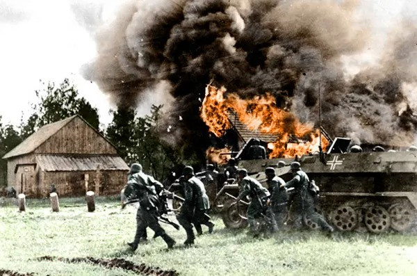 Lính Đức quốc xã thiêu rụi một số ngôi nhà ở ngôi làng thuộc Belarus vào tháng 6/1941.