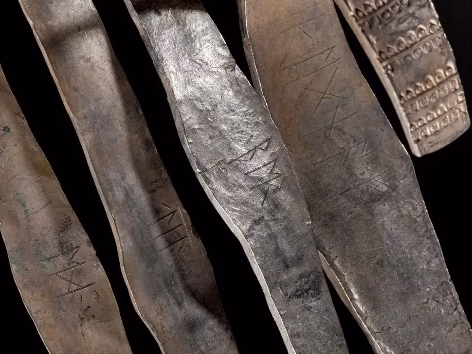 Kể từ khi phát hiện đến nay, các chuyên gia nỗ lực làm sáng tỏ kho báu Galloway thuộc sở hữu của ai. Ảnh: National Museums Scotland.