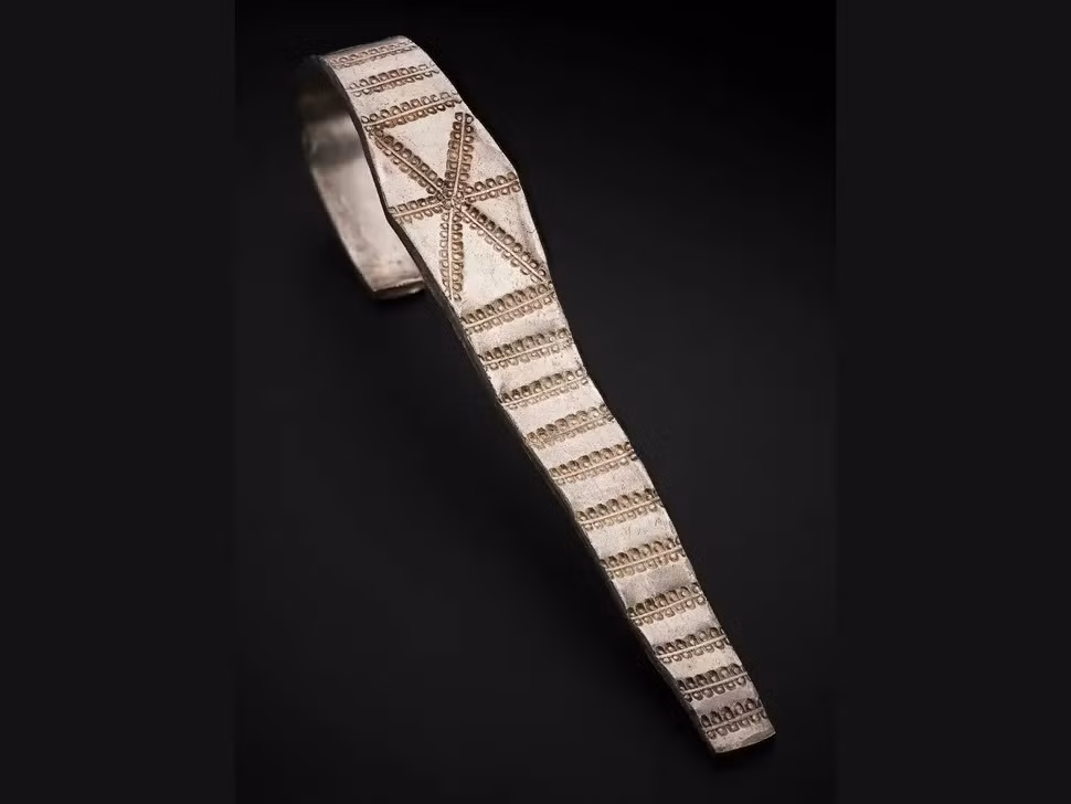 Kho báu Galloway chứa số lượng trang sức và đồ vật kim loại quý giá chưa từng thấy, trong đó có một thỏi vàng, ghim hình chim bằng vàng, vại mạ bạc trang trí tinh xảo. Những cổ vật này bị chôn vùi khoảng 1.000 năm trước khi tìm thấy. Ảnh: National Museums Scotland.