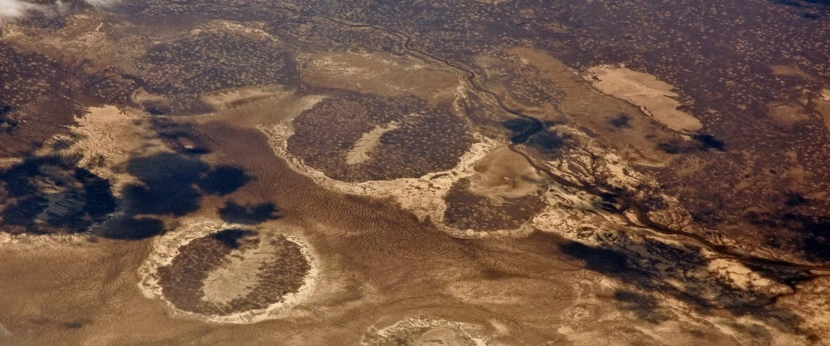 Những thay đổi của Biển Aral đã gây ra nhiều hậu quả nặng nề bao gồm ngành đánh bắt cá biến mất, khí hậu của khu vực thay đổi: mùa đông lạnh hơn, mùa hè nóng hơn. Hàng năm, những cơn bão cát dữ dội đã rải cát và muối đi hàng trăm km, phá hủy mùa màng, làm ô nhiễm nguồn nước uống và ảnh hưởng đến sức khỏe của hàng triệu người dân. Ảnh: Phillip Capper / 2011.