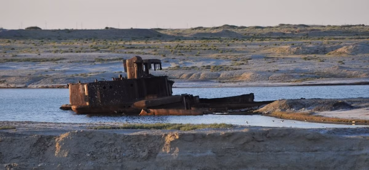 Phần phía tây của hồ Aral Lớn chỉ còn là một dải nhỏ hẹp, trong khi phần phía đông gần như đã biến mất, để lại một vùng đất mặn khô cằn. Vùng đất đó chính là sa mạc Aralkum - sa mạc trẻ nhất Trái đất. Ảnh: Mark Pitcher.