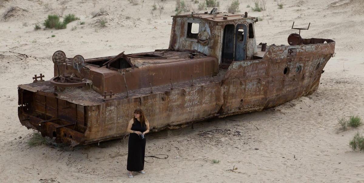 Trong 2 thập kỷ tiếp theo, Aral Lớn chia thành hai nửa: một nửa phía Đông và một nửa phía Tây. Trong ảnh vệ tinh mới do Cơ quan Vũ trụ châu Âu (ESA) công bố ngày 4/4, hồ Aral Nhỏ phía bắc (nằm phía trên hồ Aral Lớn) bị băng bao phủ. Ảnh: Jordi Azategui.