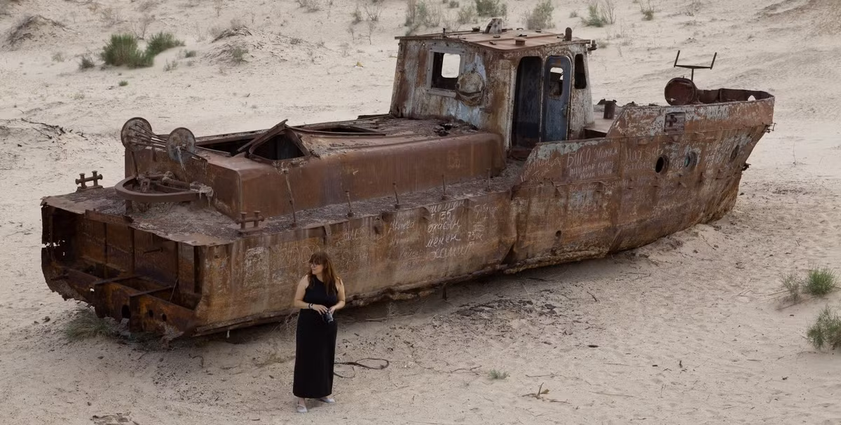 Trong 2 thập kỷ tiếp theo, Aral Lớn chia thành hai nửa: một nửa phía Đông và một nửa phía Tây. Trong ảnh vệ tinh mới do Cơ quan Vũ trụ châu Âu (ESA) công bố ngày 4/4, hồ Aral Nhỏ phía bắc (nằm phía trên hồ Aral Lớn) bị băng bao phủ. Ảnh: Jordi Azategui.