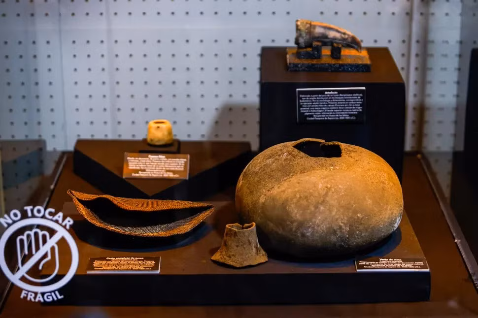 Thi hài của người phụ nữ trong ngôi mộ cổ được bảo quản khá tốt, được bọc trong nhiều loại vật liệu như vải cotton, bó sợi thực vật, thảm và lưới. Da, tóc và móng tay của bà còn khá nguyên vẹn. Điều này là bất thường bởi vì nhiều hài cốt của con người được tìm thấy trong khu vực này thường chỉ có xương. Ảnh: Peru Ministry of Culture.