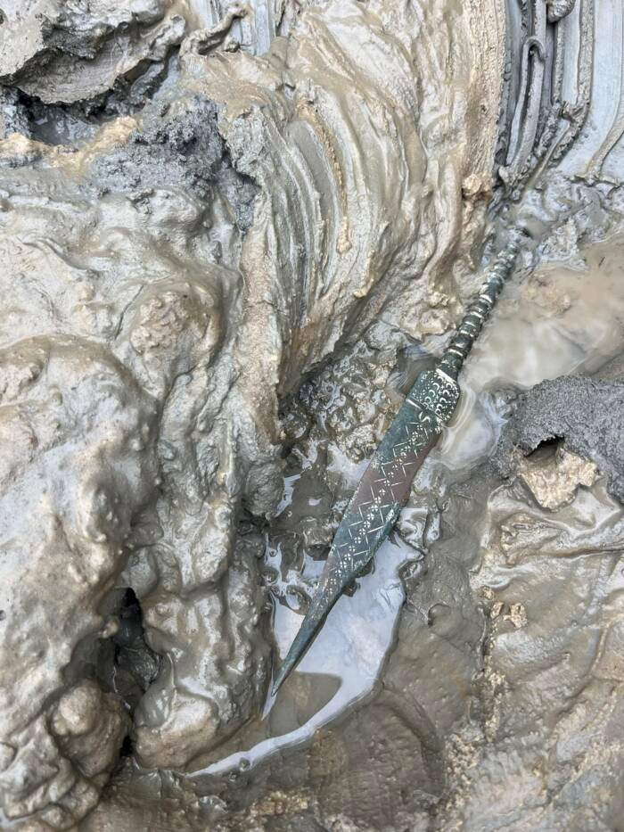 Con dao găm cổ trên được tìm thấy trong mảnh đất sét rơi xuống từ vách đá sau khi khu vực này xảy ra một số cơn bão và trận mưa lớn. Ảnh: Museum of the History of Kamień Land.