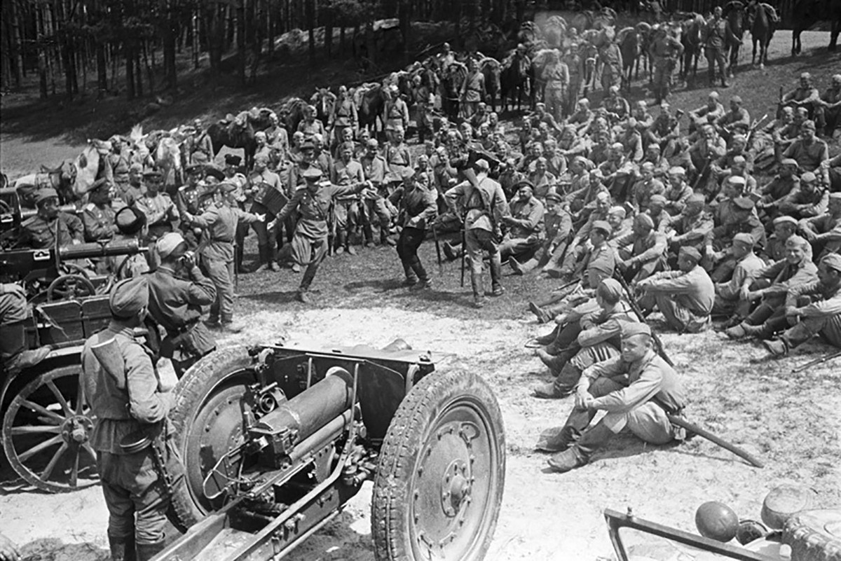 Vào cuối Thế chiến 2, binh sĩ Liên Xô có khoảng thời gian hiếm hoi để nghỉ ngơi, ca hát, nhảy múa.... khi tạm ngừng giao chiến với lực lượng Đức quốc xã. Ảnh: Arkady Shaykhet/MAMM/MDF/russiainphoto.ru.