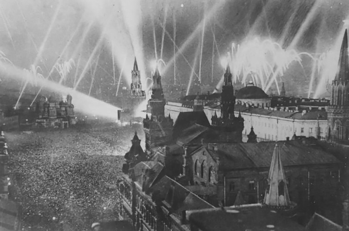 Người dân Liên Xô tụ tập ăn mừng chiến thắng phát xít Đức tại thủ đô Moscow ngày 9/5/1945. Ảnh: Nikolai Sitnikov/MAMM/MDF/russiainphoto.ru.