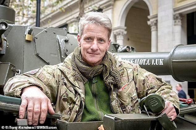 Ông Nick Mead, 63 tuổi, chủ sở hữu công ty cho thuê xe tăng Tanks-a-Lot tại Helmdon, Northamptonshire, Anh đã bất ngờ phát hiện 5 thỏi vàng khi kiểm tra một xe tăng Type 69. Chiếc xe tăng được ông mua trên Bay với giá khoảng 30.000 bảng (gần 930 triệu đồng).