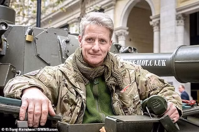 Mua xe tang tren eBay, soc nang thay 5 thoi vang ben trong