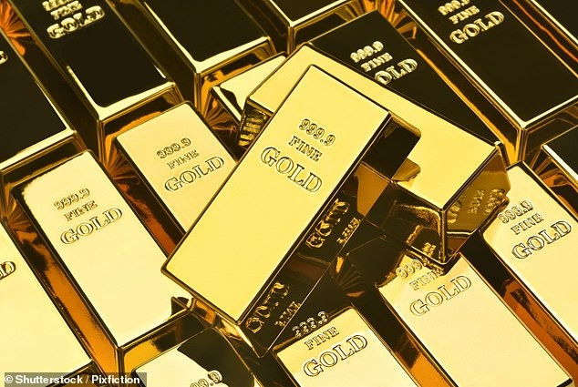 Giới chuyên gia cho rằng những thỏi vàng trên có thể bị ai đó giấu trong xe tăng và bỏ quên. Sau khi phát hiện số vàng giá trị lớn, ông Nick trình báo cảnh sát. Hai sĩ quan thuộc Sở cảnh sát Northamptonshire đến thu giữ số vàng và cấp cho ông một biên nhận.