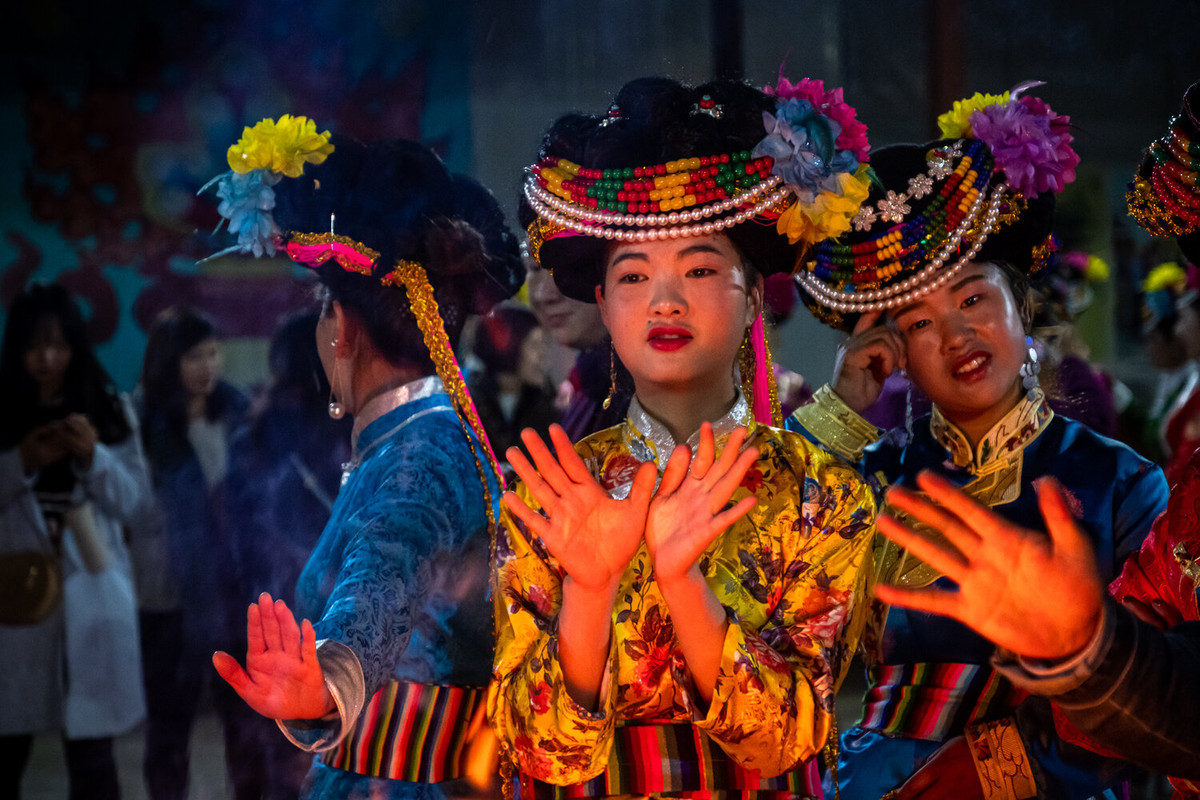 Họ đôi khi phải rời khỏi làng, đi theo những đoàn buôn lớn để bán các loại nông sản hoặc mua bán những thứ cần thiết dùng trong sinh hoạt hàng ngày. Ảnh: viviancromwell.