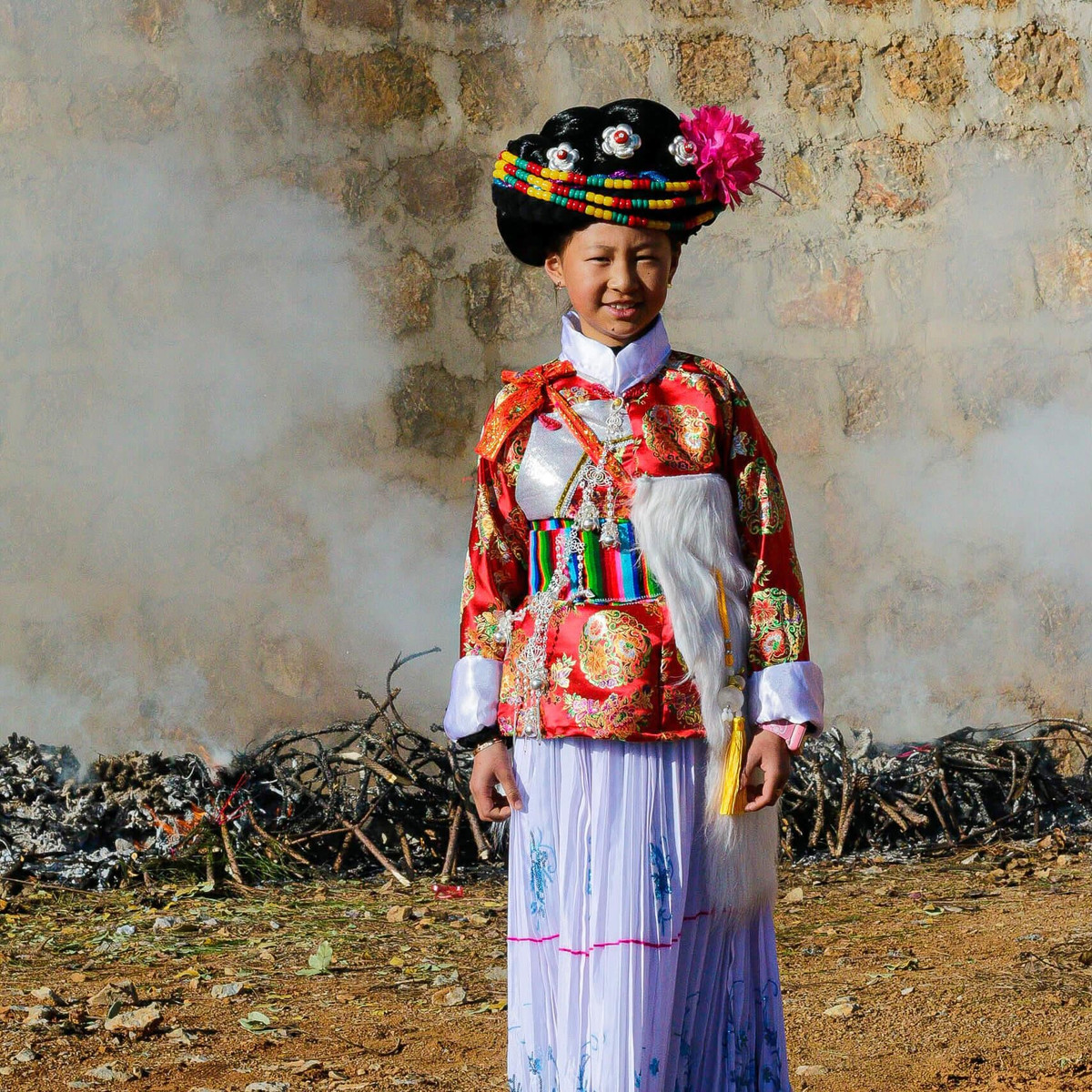 Là người đứng đầu gia đình, phụ nữ Mosuo có thể đưa ra nhiều quyết định quan trọng. Con cái do họ sinh ra sẽ mang họ của mình và được nuôi nấng bởi gia đình nhà mẹ. Các anh em trai, chú bác có vai trò như cha. Ảnh: tribes.world.