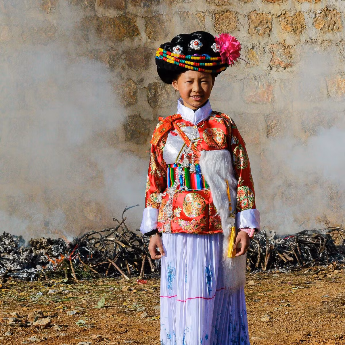 Là người đứng đầu gia đình, phụ nữ Mosuo có thể đưa ra nhiều quyết định quan trọng. Con cái do họ sinh ra sẽ mang họ của mình và được nuôi nấng bởi gia đình nhà mẹ. Các anh em trai, chú bác có vai trò như cha. Ảnh: tribes.world.