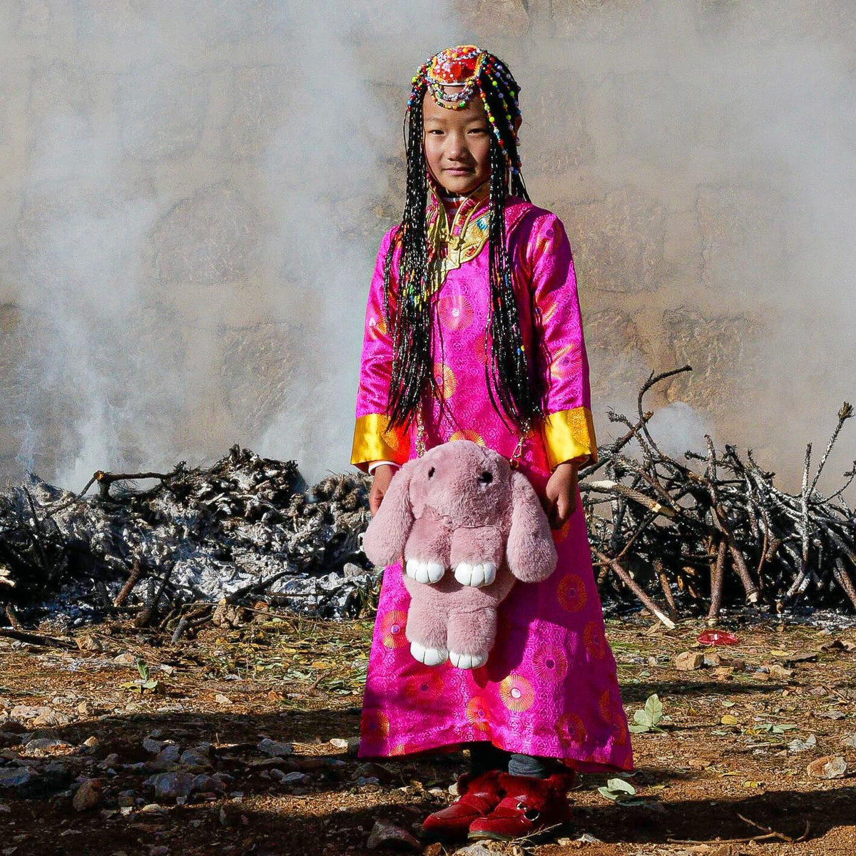 Cha của đứa trẻ không có trách nhiệm làm cha. Thay vào đó, họ có trách nhiệm với tư cách giống như cha đối với con của các chị em gái. Đôi khi, phụ nữ Mosuo không biết người đàn ông nào là bố của con họ do họ thay đổi nhiều bạn tình. Ảnh: tribes.world.