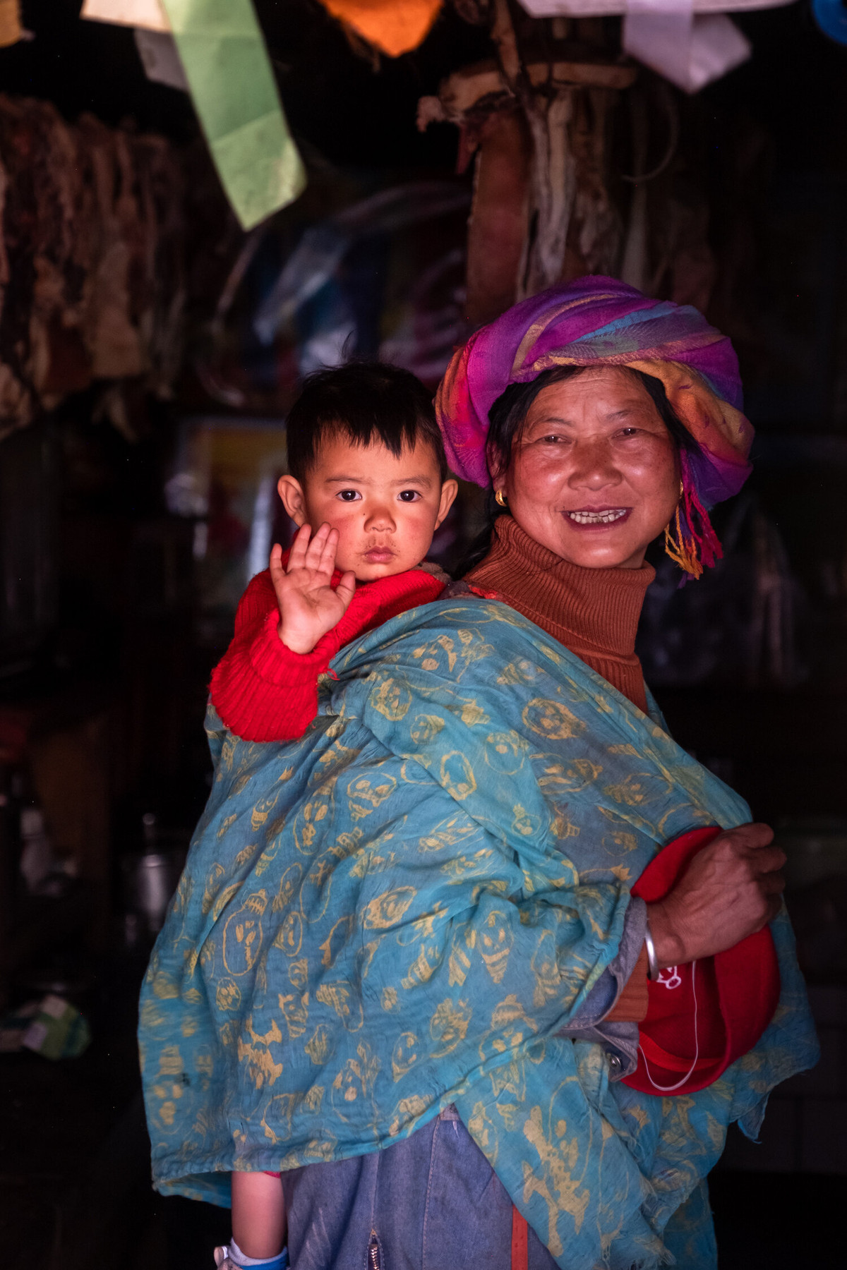 Đàn ông bộ tộc Mosuo vẫn đóng vai trò quan trọng trong xã hội như xây dựng nhà cửa, đánh bắt cá, làm thịt các loại gia súc… Ảnh: viviancromwell.