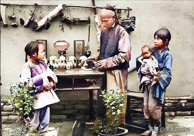 Một thầy thuốc khám, bốc thuốc cho những đứa trẻ.