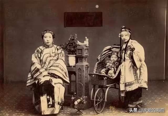Hình ảnh một gia đình phụ nữ giàu có sống vào thời nhà Thanh.