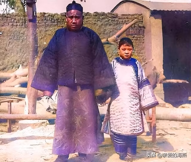 Một người đàn ông cao lớn chụp ảnh bên người vợ bé nhỏ.