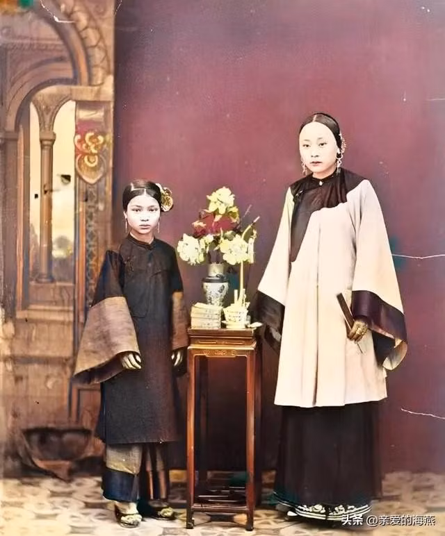 Một tiểu thư con nhà giàu chụp ảnh cùng nha hoàn thân cận. Từ trang phục cho tới trang sức cho vị tiểu thư này xuất thân từ gia tộc quyền lực hoặc giàu có.