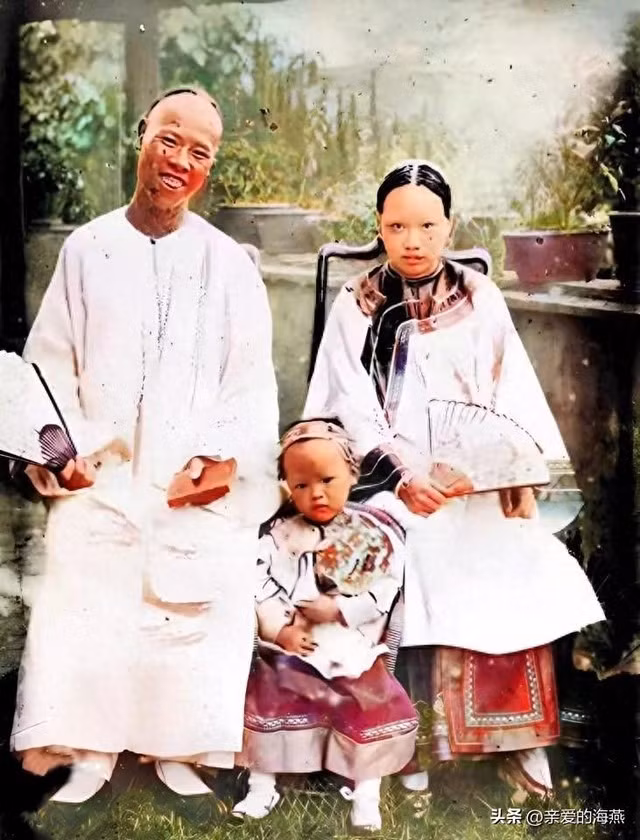 Gia đình ba người hạnh phúc khi chụp ảnh kỷ niệm.