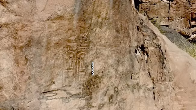 Tại khu bảo tồn Wadi Rum của Jordan, các chuyên gia đã phát hiện một dòng chữ tượng hình pharaoh có khắc con dấu hoàng gia thuộc về Ramses III. Ông là pharaoh Ai Cập - người trị vì đất nước trong khoảng thời gian năm 1184 trước Công nguyên đến năm 1153 trước Công nguyên. Ảnh: Jordan's Ministry of Tourism and Antiquities.