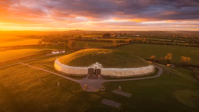 Trong nghiên cứu mới công bố trên Tạp chí Khảo cổ học Cambridge, các chuyên gia đã có khám phá bất ngờ về những người được chôn cất trong các ngôi mộ 5.000 tuổi ở Ireland dựa trên phân tích ADN. Ảnh: Alamy.