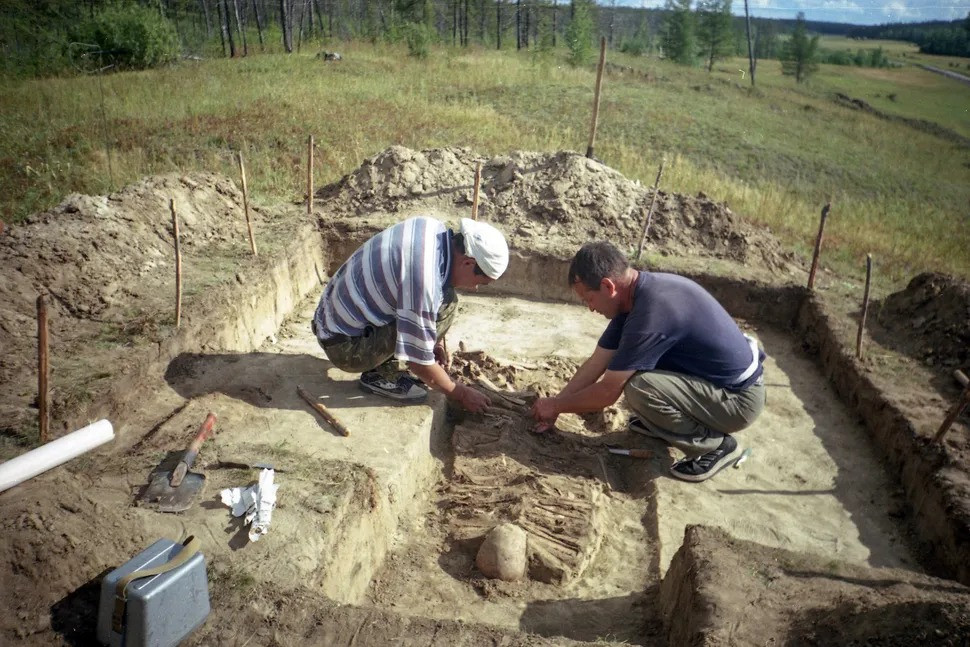Ngoài hài cốt của chiến binh, các chuyên gia tìm thấy một số đầu mũi tên cho thấy ông có thể từng được chôn cùng một cây cung và các tấm xương động vật có thể tạo thành một tấm khiên. Ảnh: North-Eastern Federal University.