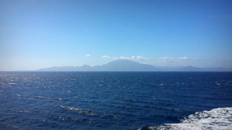 Các chuyên gia phân tích hơn 300 gờ núi trên cầu đất ngầm Sicily Sill từng ngăn cách các vùng lòng chảo phía Đông và phía Tây Địa Trung Hải. Kết quả nghiên cứu cấu trúc của những gờ này cho thấy một trận đại hồng thủy từng quét qua bề mặt của chúng. Ảnh: everythingisamazing.