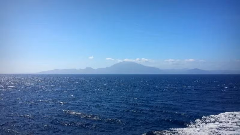 Các chuyên gia phân tích hơn 300 gờ núi trên cầu đất ngầm Sicily Sill từng ngăn cách các vùng lòng chảo phía Đông và phía Tây Địa Trung Hải. Kết quả nghiên cứu cấu trúc của những gờ này cho thấy một trận đại hồng thủy từng quét qua bề mặt của chúng. Ảnh: everythingisamazing.