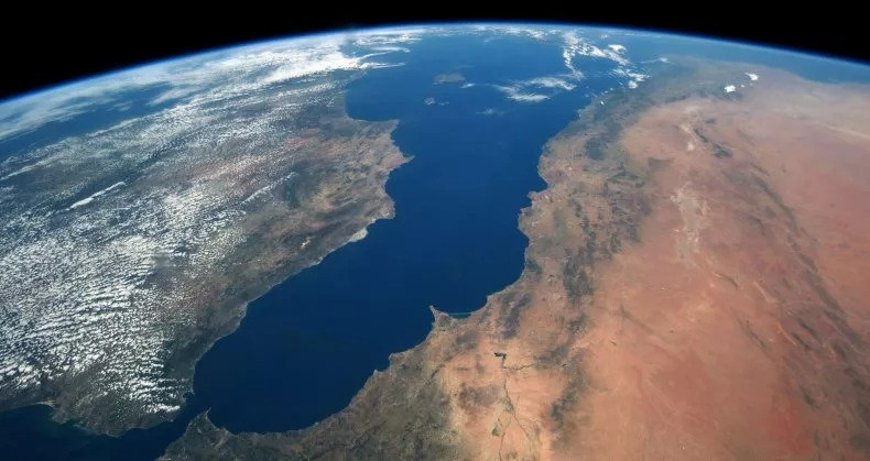 Trải qua thời gian, đại dương thu nhỏ lại khi các mảng kiến tạo châu Phi và Âu - Á tiến đến gần nhau, trở thành Địa Trung Hải. Cuộc khủng hoảng độ mặn Messinian (diễn ra vào khoảng 5,97 triệu năm đến 5,33 triệu năm trước), xảy ra khi biển bị cô lập khỏi Đại Tây Dương, khiến nước bốc hơi gần như hoàn toàn do điều kiện khô hạn, để lại những bãi muối rộng lớn trong lòng chảo. Ảnh: Stuart Rankin / Flickr.