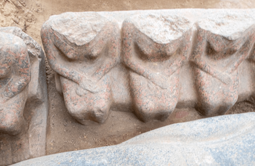 Cánh cửa cao 4,5m, rộng 1,15m, được khắc chữ tượng hình ghi chi tiết các tước hiệu của hoàng tử bao gồm "Hoàng tử nối nghiệp", "Thống đốc Buto và Nekheb", "Thư ký hoàng gia", "Tể tướng", "Thẩm phán" và "Thầy tế". Ảnh: Egyptian Ministry of Tourism and Antiquities.