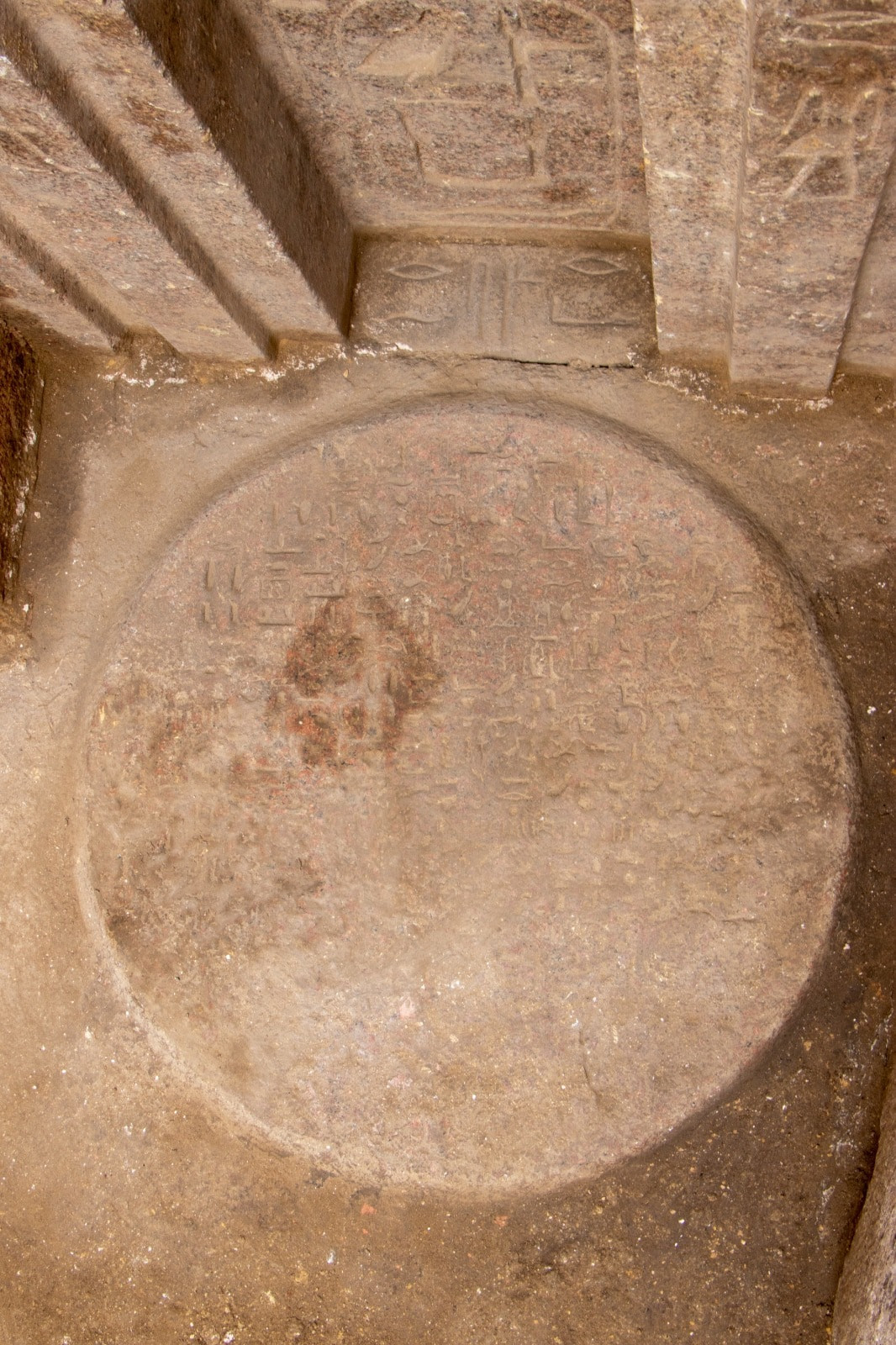 Phân tích ban đầu cho thấy những bức tượng này ban đầu được đặt trong một căn phòng gần Kim tự tháp bậc thang Djoser trước khi được chuyển đến lăng mộ của Hoàng tử Waser-If-Re trong Thời kỳ Hậu nguyên. Lý do cho việc này hiện vẫn chưa được làm rõ. Ảnh: egypttoday.