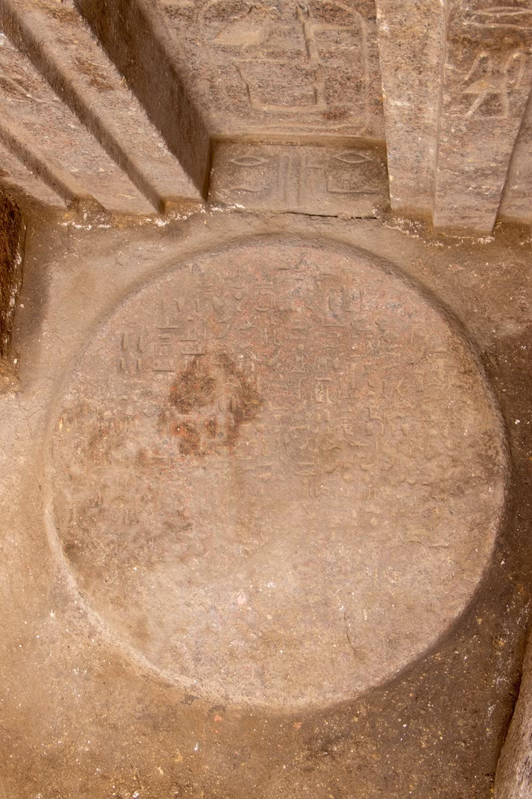 Phân tích ban đầu cho thấy những bức tượng này ban đầu được đặt trong một căn phòng gần Kim tự tháp bậc thang Djoser trước khi được chuyển đến lăng mộ của Hoàng tử Waser-If-Re trong Thời kỳ Hậu nguyên. Lý do cho việc này hiện vẫn chưa được làm rõ. Ảnh: egypttoday.