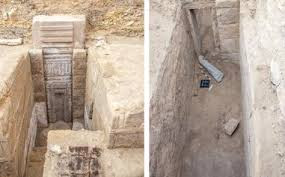 Một trong những yếu tố đáng chú ý nhất của khám phá này được tìm thấy ngay tại lối vào lăng mộ của Hoàng tử Waser-If-Re. Đó là một cánh cửa giả khổng lồ làm bằng đá granit hồng. Đây là cánh cửa lớn nhất từng được phát hiện ở Ai Cập cả về kích thước và vật liệu thuộc loại này. Ảnh: The Egyptian archaeological mission.