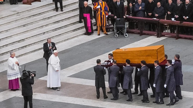 Trong nhiều thế kỷ, sau khi Giáo hoàng qua đời, Vatican sẽ tổ chức tang lễ trọng thể. Trong đó, thi hài của Giáo hoàng sẽ được đặt trong 3 chiếc quan tài lồng vào nhau, gồm một chiếc làm bằng gỗ bách, một lớp chì và 1 lớp gỗ sồi. Ảnh: Laura Lezza/Getty Images.