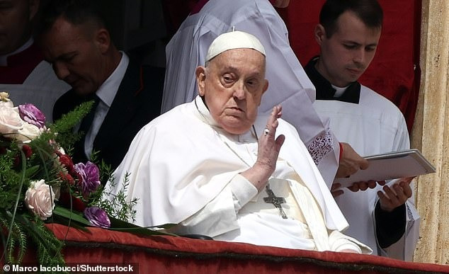 Vào ngày 21/4 vừa qua, Vatican thông báo tin Giáo hoàng Francis qua đời. Trước khi mất, Giáo hoàng Francis đã sửa đổi các nghi lễ trong lễ tang, đơn giản hóa thủ tục để nhấn mạnh vai trò giám mục của bản thân. Theo đó, Giáo hoàng Francis chọn an táng trong quan tài gỗ đơn giản, có lót kẽm bên trong thay vì 3 lớp quan tài như truyền thống. Ảnh: Marco lacobucci/Shutterstock.