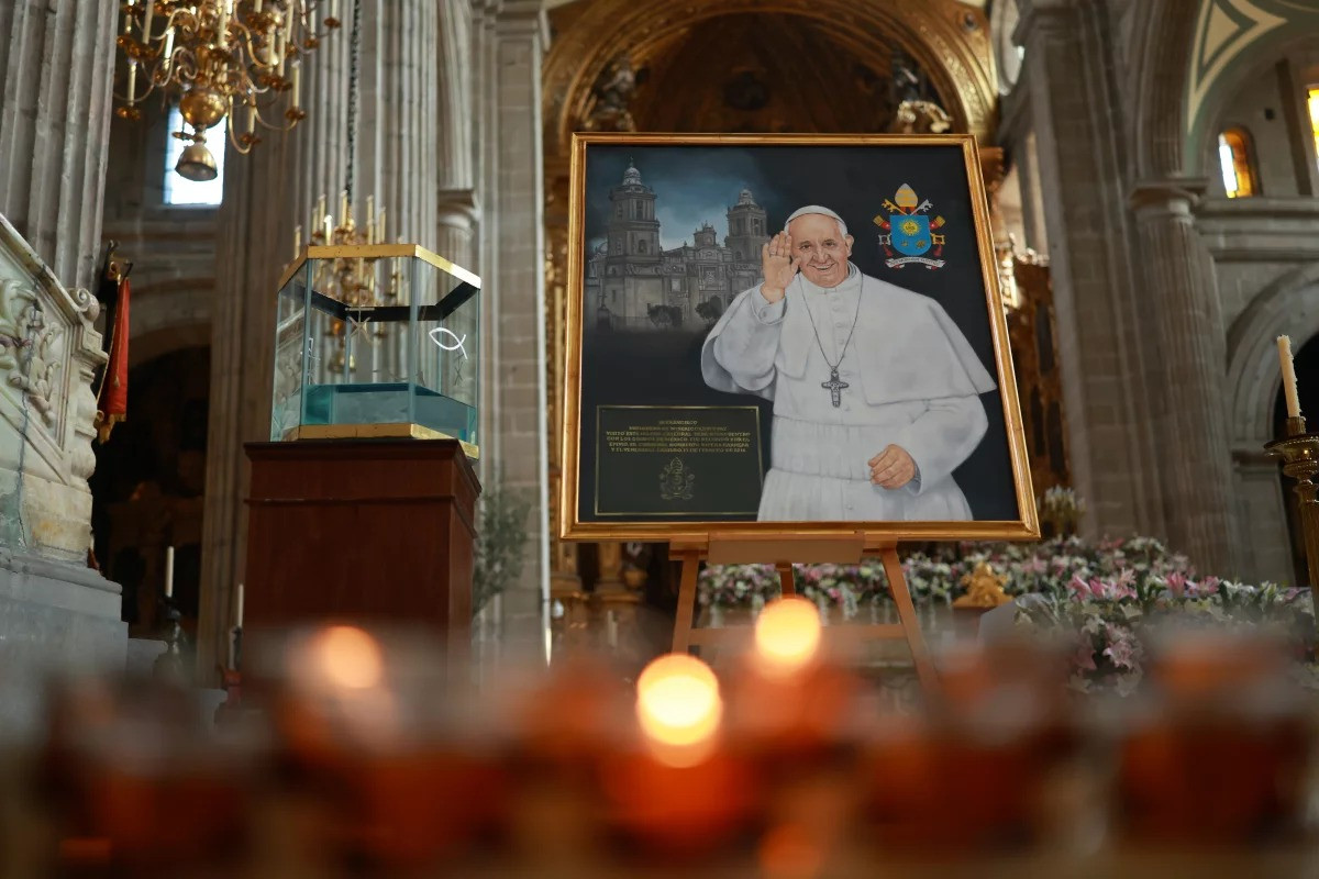 Giáo hoàng Francis cũng bãi bỏ truyền thống đặt thi hài giáo hoàng trên bục cao - gọi là catafalque - tại Vương cung Thánh đường St Peter để công chúng kính viếng. Thay vào đó, giáo dân sẽ được mời đến tiễn biệt khi thi hài giáo hoàng nằm trong quan tài mở nắp. Ảnh: Hector Vivas/Getty Images.