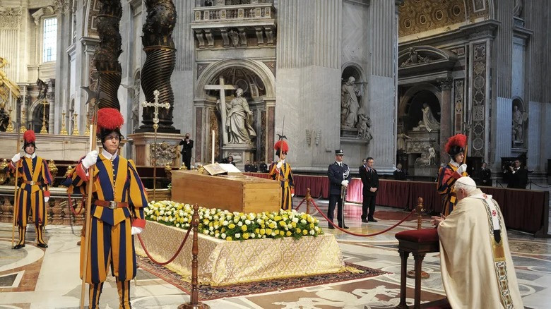 Cụ thể, quan tài bằng gỗ bách là lớp trong cùng, tượng trưng cho sự khiêm nhường và mong manh của kiếp người. Ảnh: Alessandra Benedetti - Corbis/Getty Images.
