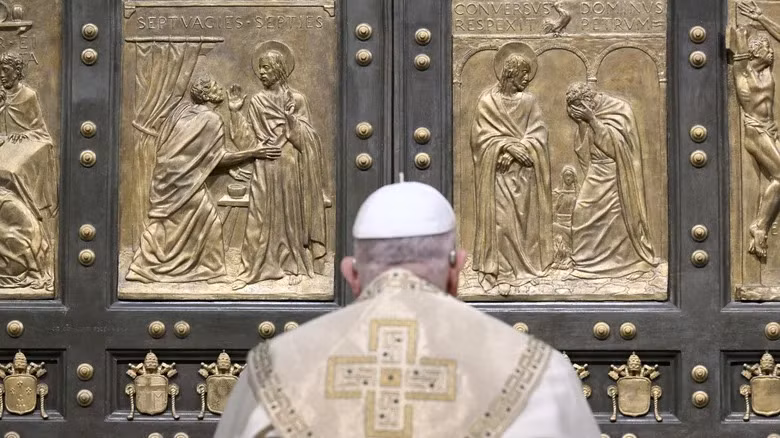 Ngoài ra, gỗ bách thường nổi tiếng với độ bền cao và hương thơm tự nhiên cũng tượng trưng cho sự sống vĩnh cửu. Ảnh: Vatican Pool/Getty Images.