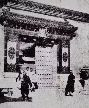 Theo một số nguồn tin, Phổ Nghi được cho là đã mang theo hơn 80 hòm đồ đạc khi rời khỏi Tử Cấm Thành.