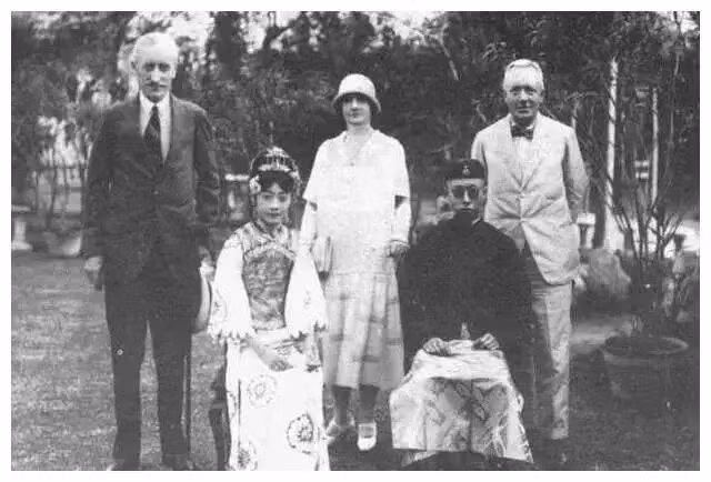 Sau khi "dọn nhà" ra khởi Tử Cấm Thành, Phổ Nghi và hoàng hậu Uyển Dung đã chuyển tới Thiên Tân sinh sống một thời gian. Trong ảnh là vợ chồng Phổ Nghi chụp ảnh cùng Toàn quyền Canada Freeman Freeman-Thomas, Hầu tước Willingdon. Ảnh: Sohu.