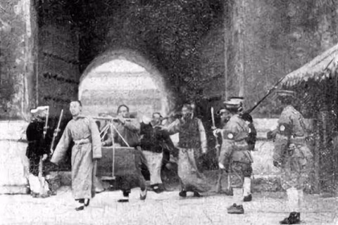 Tướng Phùng Ngọc Tường yêu cầu Phổ Nghi cùng toàn bộ thành viên hoàng tộc, cung nữ, thái giám phải rời khỏi Tử Cấm Thành trong vòng 3 giờ.