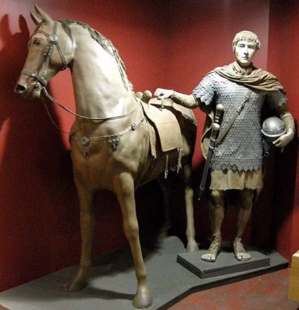 Cụ thể, các chuyên gia đã tìm thấy hơn 100 bộ xương ngựa khoảng 1.800 tuổi tại Bad Cannstatt. Sau khi nghiên cứu và kiểm tra những bộ xương trên, họ nhận định chúng là một phần của Ala - đơn vị kỵ binh La Mã gồm khoảng 500 người. Đơn vị kỵ binh La Mã này đồn trú tại Hallschlag vào đầu thế kỷ 2 sau Công nguyên. Đội quân này sẽ cần một đàn ngựa ít nhất 700 con để duy trì hoạt động. Ảnh: Linda Spashett/ CC BY-SA 3.0.