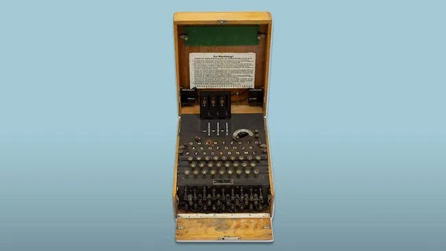 Nếu 10 người cùng ngồi thử từng thuật toán mã hoá của Enigma, làm việc suốt 24/7 thì phải mất 20 triệu năm mới giải mã được một bức mật hàm của phát xít Đức. Ảnh: Nate D. Sanders Auctions.